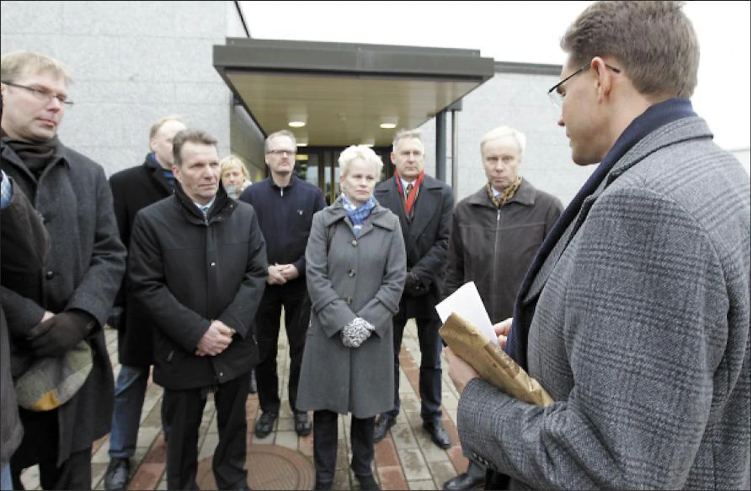 Pääministeri Jyrki Katainen sai Brysselin evääksi MTK:n vetoomuksen ja ruisleivän. Luovuttajina vasemmalta Markus Eerola , Jari Orjala, Aarno Puttonen, Marjatta Boman, Kallepekka Toivonen, Tiina Linnainmaa, Jaakko Holsti ja Antti Sahi. Jaana Kankaanpää