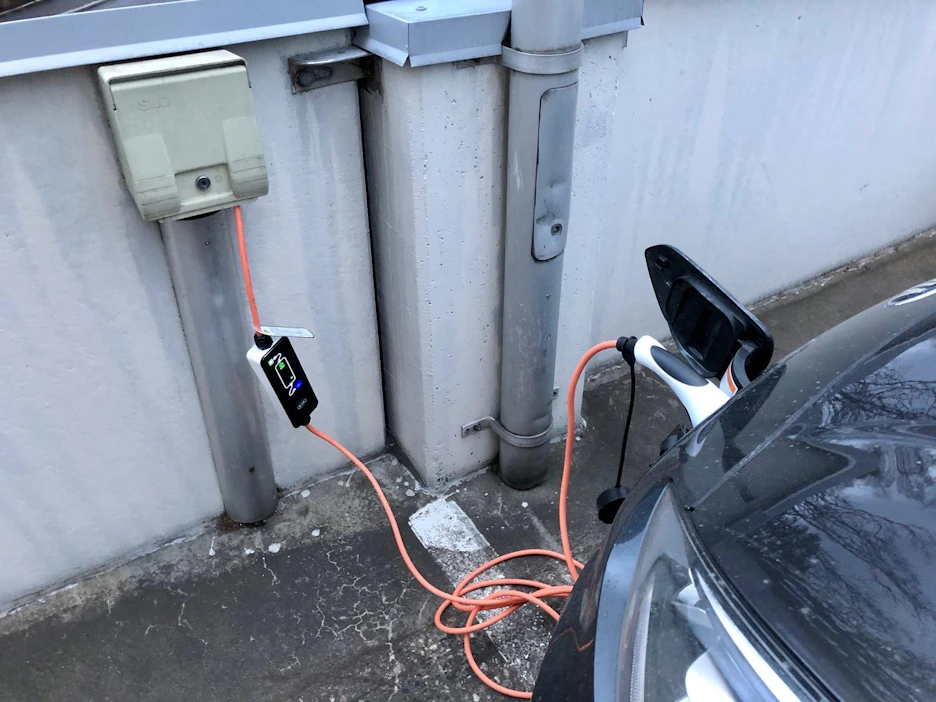 Suurinta osaa ladattavia hybrideitä ladataan tavallisista lämpötolpista. Myös 28 prosenttia varsinaisista sähköautoilijoista ottaa niistä virtaa.