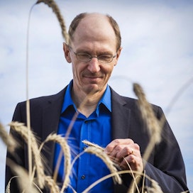 Professori Jyrki Niemi patistaa Suomea ottamaan johtavan roolin maatalouspolitiikan uudistumisessa. Hänen mukaansa suunta on julkishyödykkeistä maksettaviin palkkioihin. Tuotantoon sidotut tuet vähenevät mutta samalla viljelijän asemaa markkinoilla pitää parantaa.