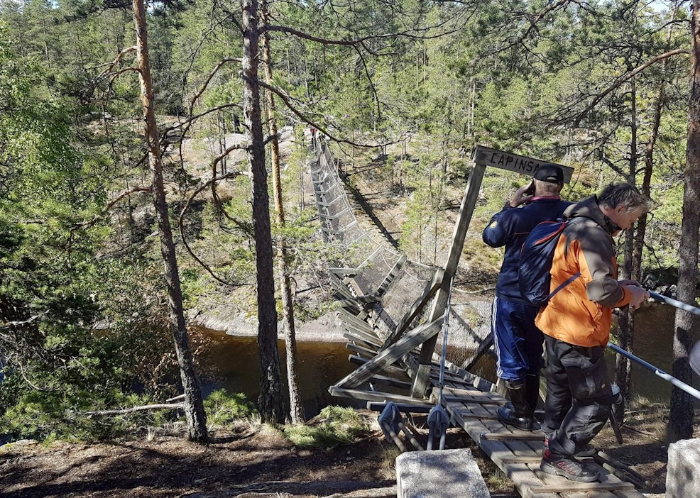 Kiinnikkeen murtumapaikka on betonin sisällä kymmenen sentin syvyydessä. Lehtikuva/ Jere Vesalainen