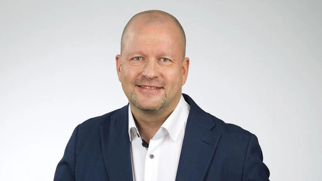 Joensuulaisedustaja Timo Vornasta epäillään ainakin ampuma-aserikoksesta. Lainvoimaista tuomiota voidaan joutua odottamaan kauan.