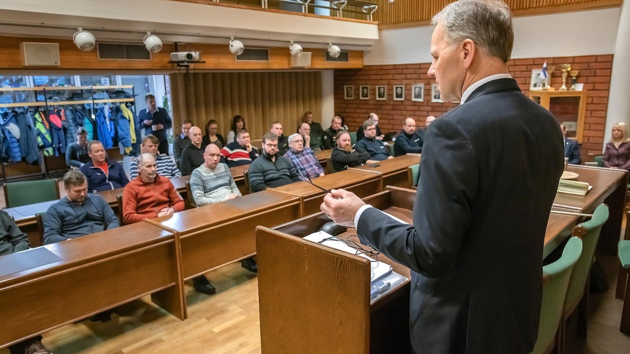 ”Vielä minulla ei ole kerrottavana valmiita päätöksiä, mutta ratkaisuja etsitään. Katsotaan, löydämmekö jotakin, jolla tarhojen hankalaa tilannetta voidaan helpottaa”, Jari Leppä sanoi turkistarhaajille perjantaina Ylihärmässä Kauhavalla.