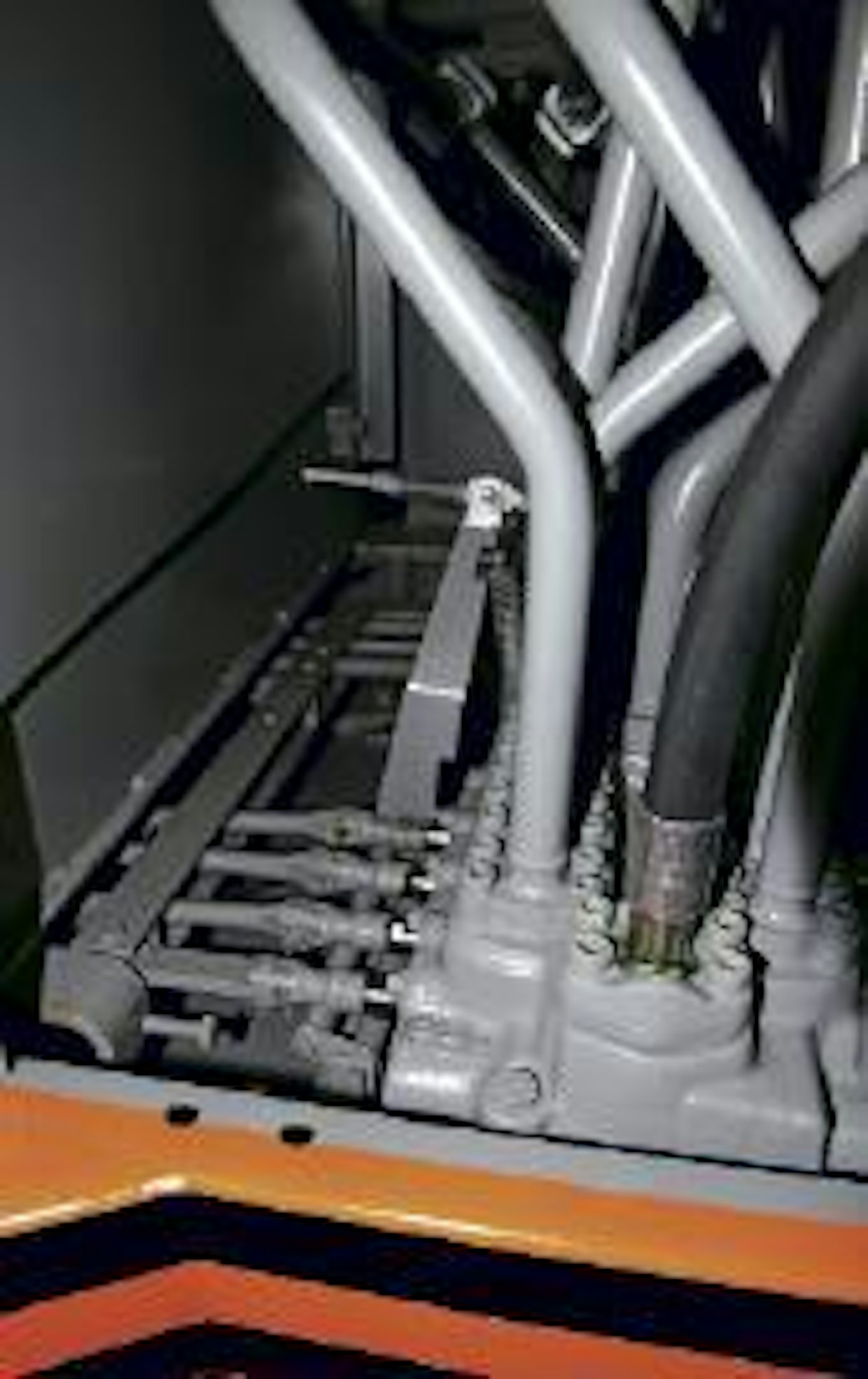 UH081 ei ole varsinaisesti esiohjattu, mutta mekaanisia karoja avustaa pienet hydraulisylinterit.