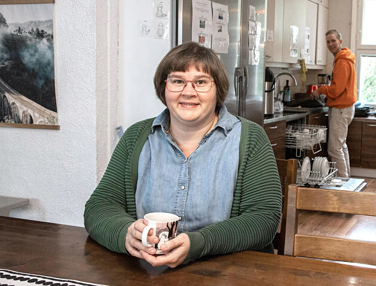 "Välillä vaihdetaan lamppua, välillä maalataan seinää ja välillä pestään hampaita. Ei tässä työssä esimieskään pysty erkaantumaan arjen askareista", Minna Enqvist sanoo.