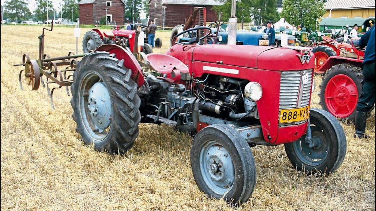 Massey-Ferguson 25 -traktoria valmistettiin vuosina 1960–63, Beauvais, Ranska Massey-Ferguson S.A.