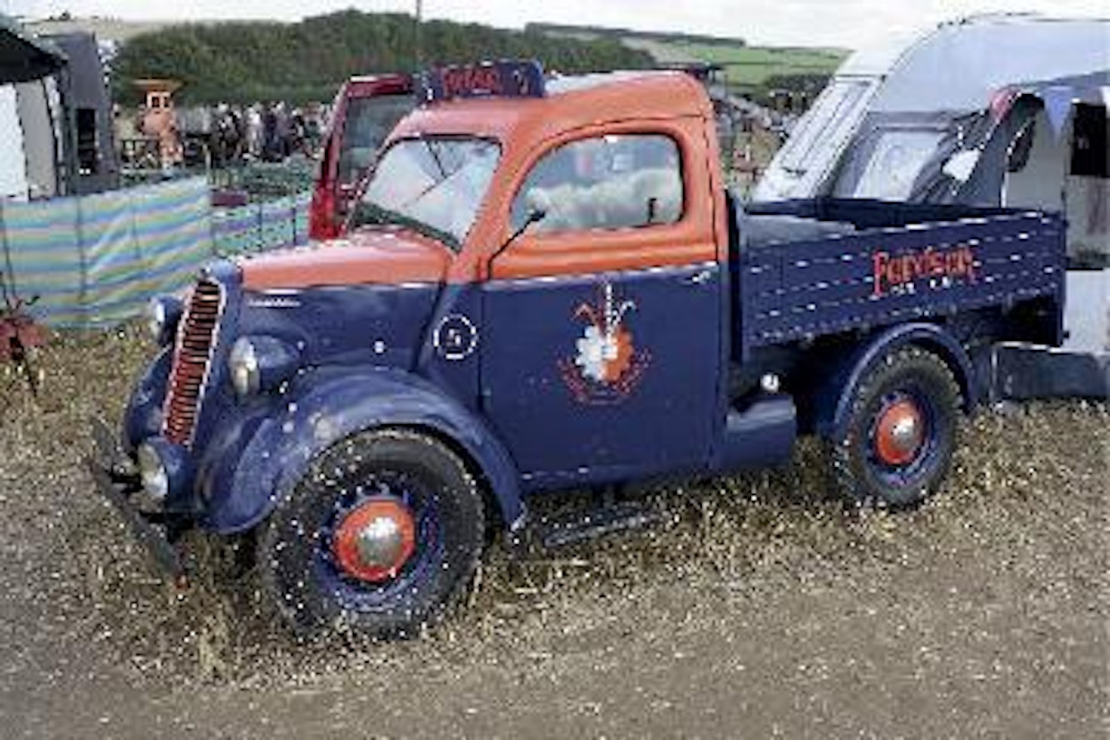 Fordson-traktoreiden ohella Dagenhamissa valmistettiin muitakin ajoneuvoja. Fordson E83W -pickup oli tuotannossa vuosina 1938–1957. Kantavuutta autosta löytyy 500 kg, mikä on 10-hevosvoimaiselle 1 172 kuution sivuventtiilimoottorille vähintäänkin tarpeeksi. Luvattu 65 kilometrin huipputuntinopeus on ainakin täydellä lastilla jäänyt saavuttamatta. Tämä 1940-luvun Fordson-traktoreiden sävyihin maalattu huoltoauto koristi sikäläisen Fordson-kerhon osastoa.