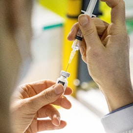 Koko väestöstä ensimmäisen rokoteannoksen on saanut 7,3 prosenttia ja toisen rokoteannoksen 1,5 prosenttia suomalaisista.