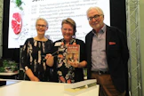 Paula Havaste (keskellä) vastaanotti palkinnon raadin jäseniltä Reetta Kettuselta ja Markku Haapiolta.