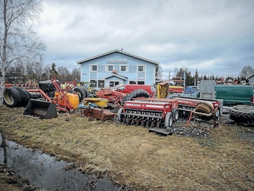 Pohjanmaan Ylijäämätuotteen piha on käytetyn tavaran etsijälle ja renkaanpotkijalle paljon mielenkiintoisempi paikka kuin netin kuvat.
