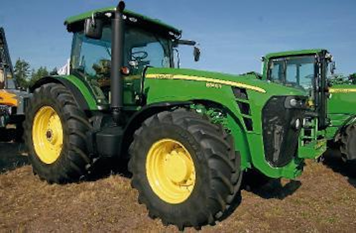 John Deere R -sarjan traktori oli ensikertaa esillä kotimaisessa näyttelyssä. Kuvassa 8345R, jonka 9-litraisen kuutosmoottorin suurin teho siirtoajossa ja voa-käytössä on 288 kW (392 hv). Agrimarket. (HH)