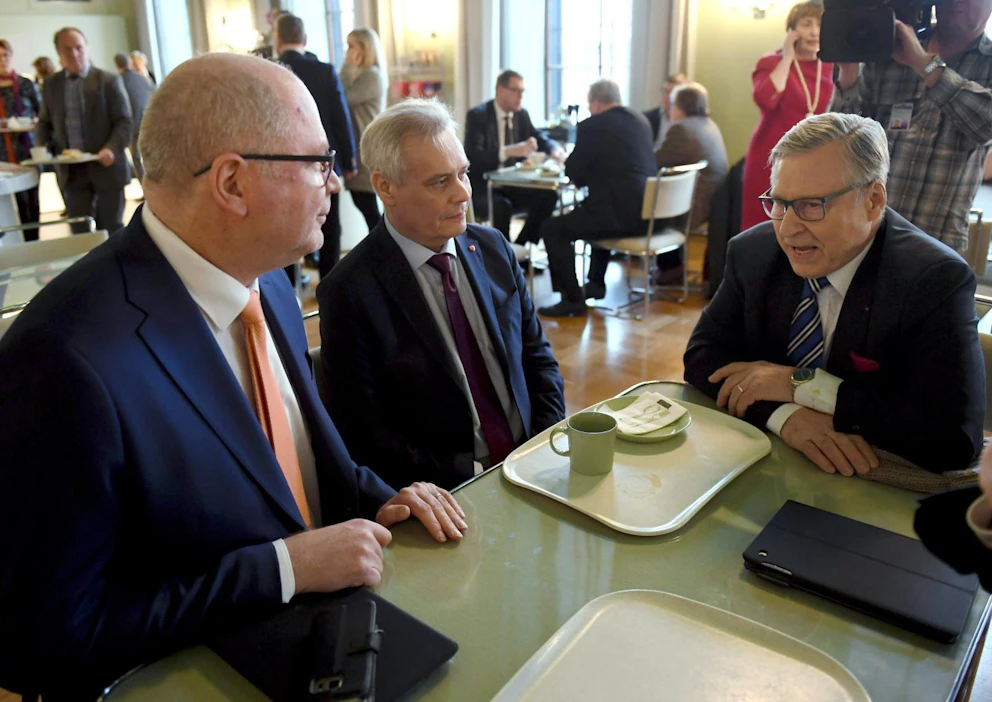 Eduskuntatyöstä luopuvat kansanedustajat SDP:n Eero Heinäluoma (vas.) ja kokoomuksen Pertti Salolainen (oik.) keskustelivat SDP:n puheenjohtajan Antti Rinteen kanssa eduskunnan kuppilassa. Kuva: Lehtikuva / Antti Aimo-Koivisto