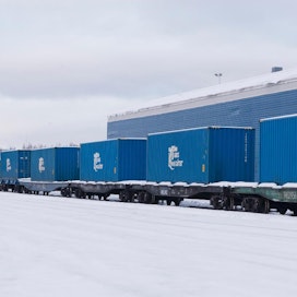 Versowoodin sahatavaraa lastattiin Kiinaan meneviin junanvaunuihin Kouvolassa viime viikon tiistaina. Ensimmäinen rautateitse Suomesta Kiinaan lähetetty sahatavaratoimitus oli kooltaan noin 2 000 kuutiometriä.