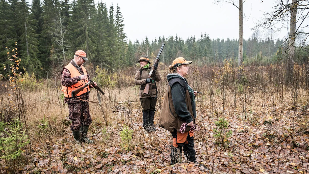 Markku Ruusuvirta (vas.), Päivi Reiman ja Sanna Aalto ovat kaikki koiranohjaajia, jotka tulevat tarvittaessa vetämään metsästysporukkaa.