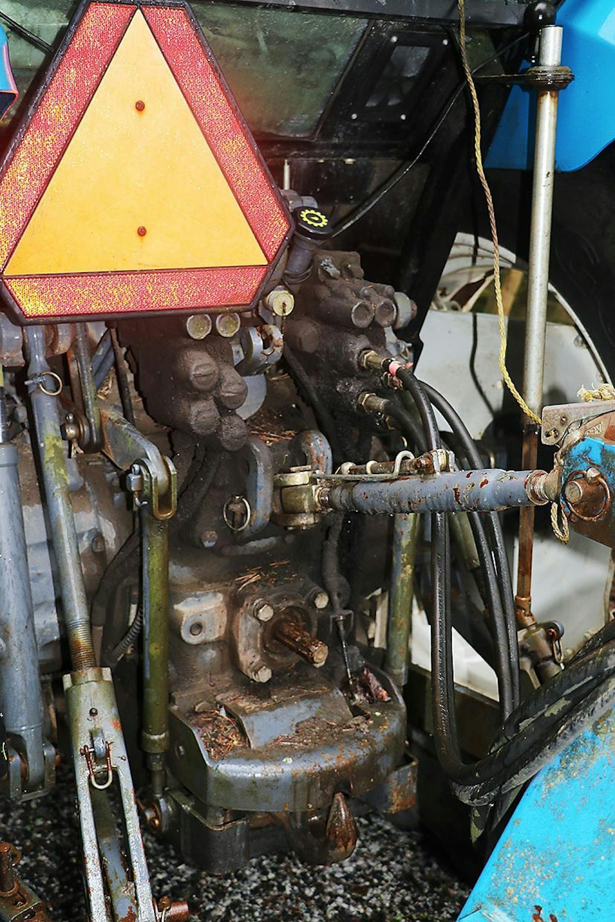 SLE-mallien hydrauliikka oli varsinkin 90-luvun alkupuolen mittareilla edistynyttä. Tässä yksilössä on neljä takaventtiiliparia ja kuormantunteva pumppu tuottaa 76 l/min virtauksen.