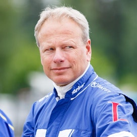 Joakim Lövgren ohjastaa ja valmentaa avauskohteen Racing Mangea, joka on vihjesysteemin toinen varma. 