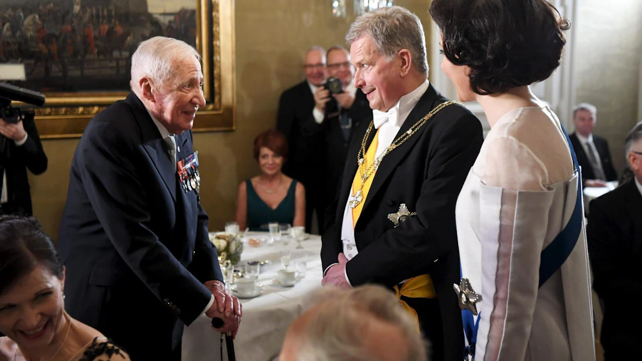 Presidentti Sauli Niinistö ja rouva Jenni Haukio keskustelevat veteraani Mauri Maunulan kanssa itsenäisyyspäivän vastaanotolla Helsingissä 6. joulukuuta 2018. LEHTIKUVA / JUSSI NUKARI