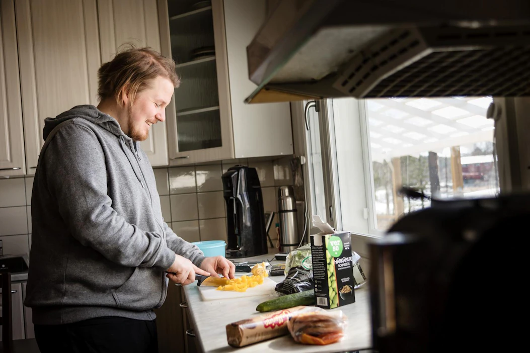 Aleksi Kallioja sai toimia kokkina Harrin keittiössä. Miehet söivät samaa ruokaa sillä erotuksella, että Harri säilytti eläinperäisen ruokajuomansa.