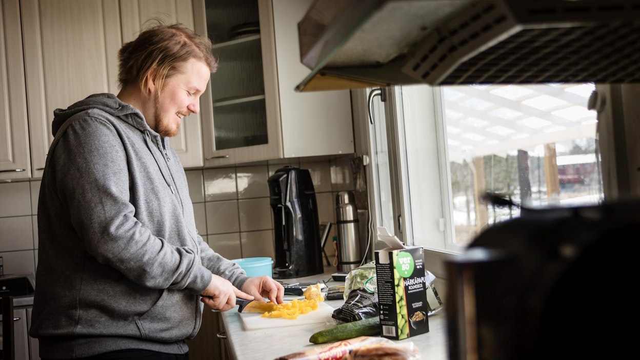 Aleksi Kallioja sai toimia kokkina Harrin keittiössä. Miehet söivät samaa ruokaa sillä erotuksella, että Harri säilytti eläinperäisen ruokajuomansa.