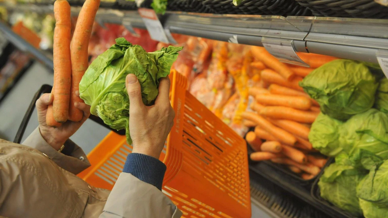 Syyskuussa kuluttajahintoja nosti vuoden takaiseen verrattuna eniten vihannesten, savukkeiden, korvattavien reseptilääkkeiden, rahapelien ja matkaviestinpalvelujen kallistuminen. LEHTIKUVA / Vesa Moilanen