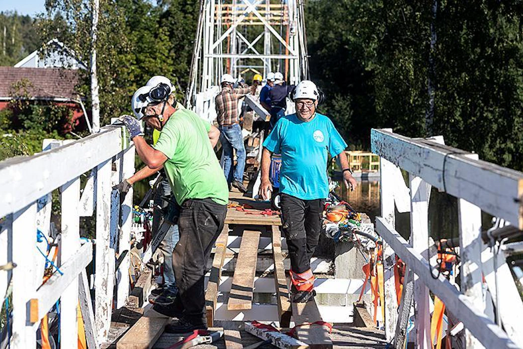 Kaikkiaan talkoolaisia on ollut mukana lähes sata. Samaan aikaan työmaalla on kuitenkin noin 10–20 henkeä.
