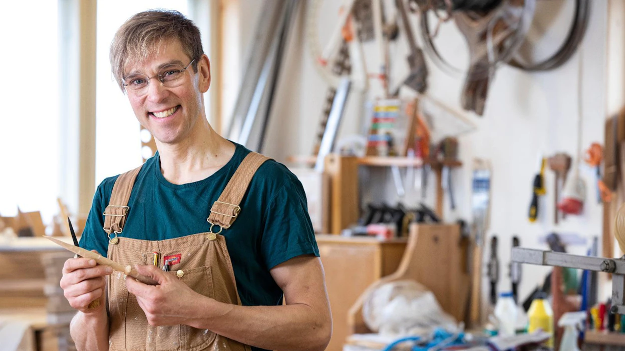 Useista tv-ohjelmistakin tuttu puuseppä Uolevi Nurmi opastaa ihmisiä vuolemisen ja puunkäytön saloihin keväällä Opi vuolemaan Uolevin kanssa -kursseilla.
