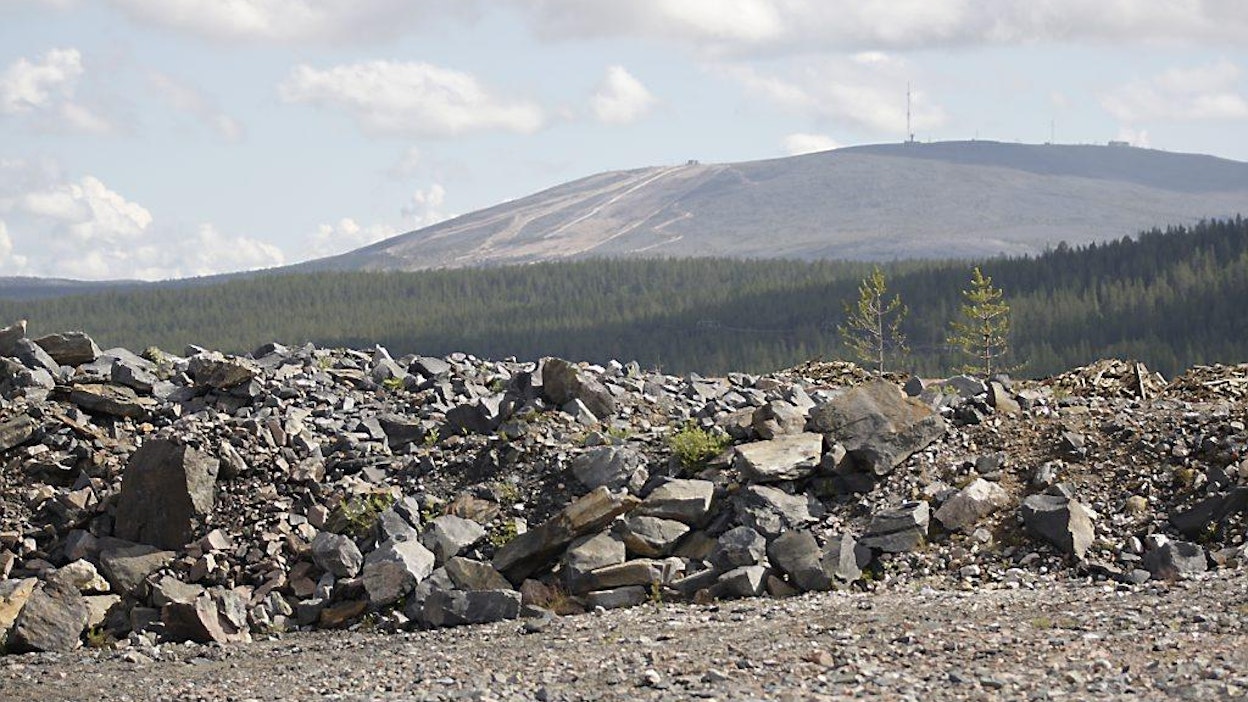 Hannukaisen suljetun kaivoksen malmikasa taustalla Ylläs