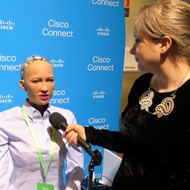 Sophia-robotti kertoi, että robottien hoitama maatila on mahdollinen jopa kymmenen vuoden kuluessa.