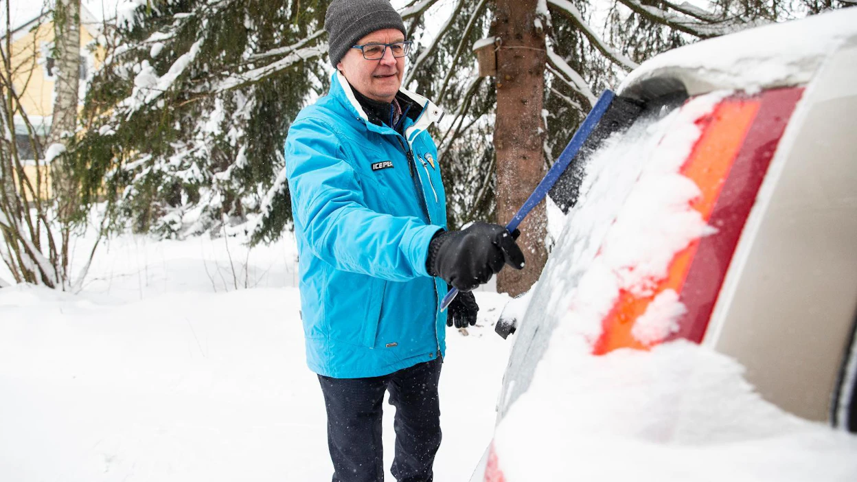 Sähkömies luottaa polttomoottoriin. Timo Rajala pitää hyvänä, jos liikenteessä on pitkään rinnalla polttoaineella kulkevia autoja. "Ei kaikkia munia samaan koriin", sanoo Rajala puhdistaessaan vuosimallin 2008 diesel-Volvoa lumesta.
