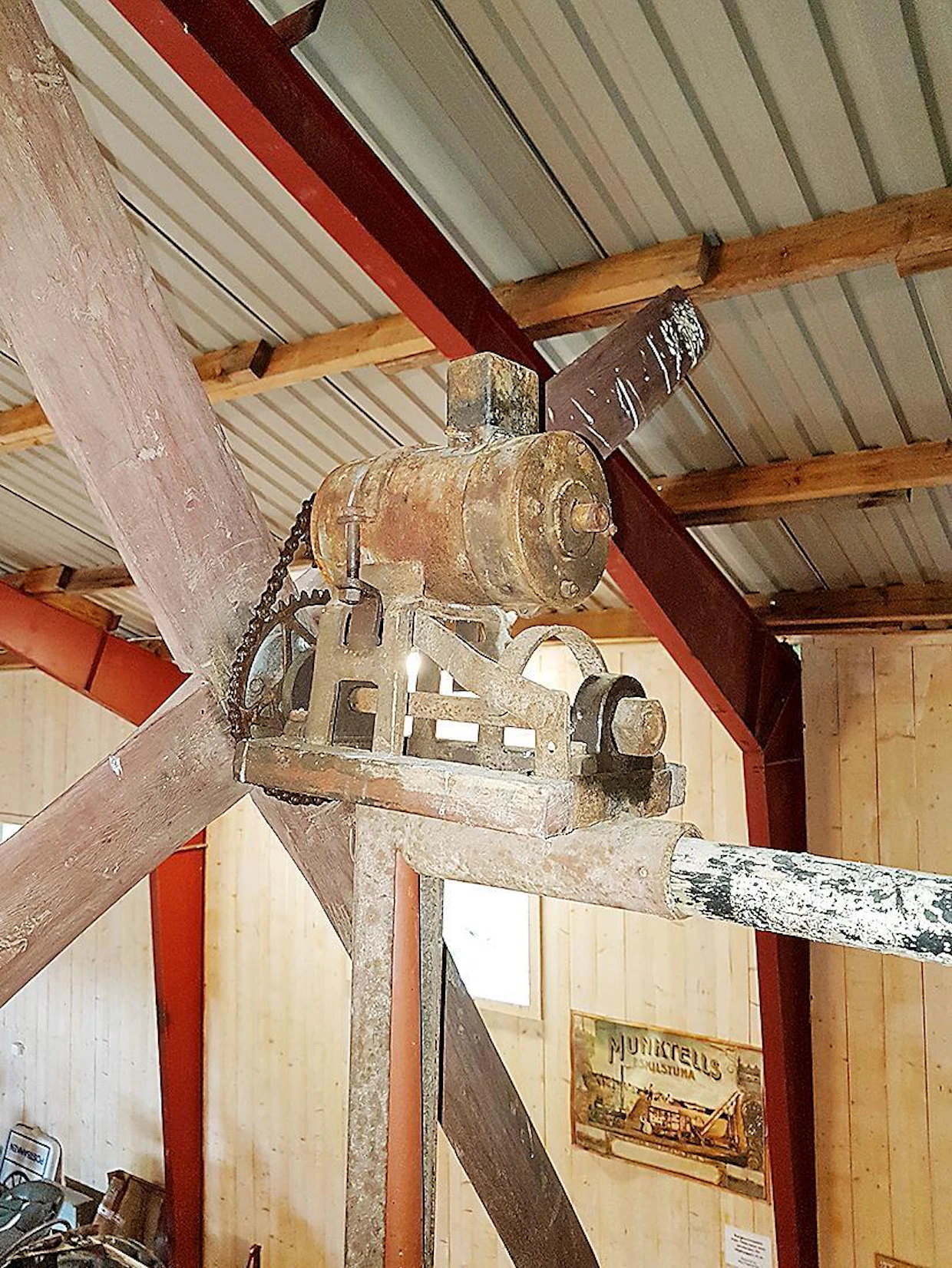 Tuuligeneraattorilla on ladattu Helsön ensimmäisen radion akkuja 1930- luvulla.