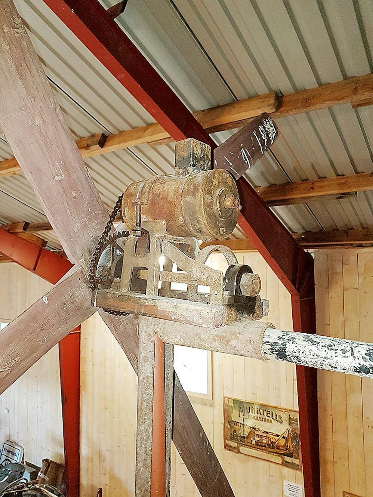 Tuuligeneraattorilla on ladattu Helsön ensimmäisen radion akkuja 1930- luvulla.