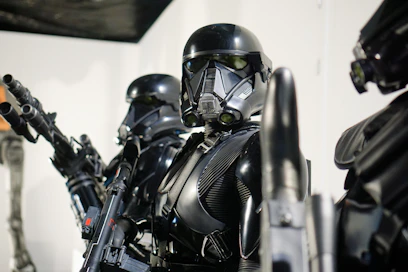 Obi-Wan Kenobin oppilas Anakin Skywalker kääntyi Voiman pimeälle puolelle ja hänestä tuli Darth Vader.