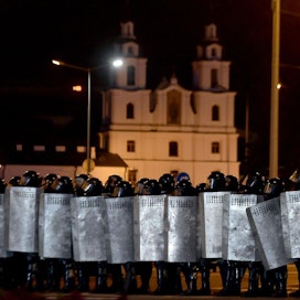Mellakkapoliiseja Minskissä. Poliisin ja mielenosoittajien kerrotaan ottaneen pääkaupungin lisäksi yhteen myös muissa kaupungeissa.