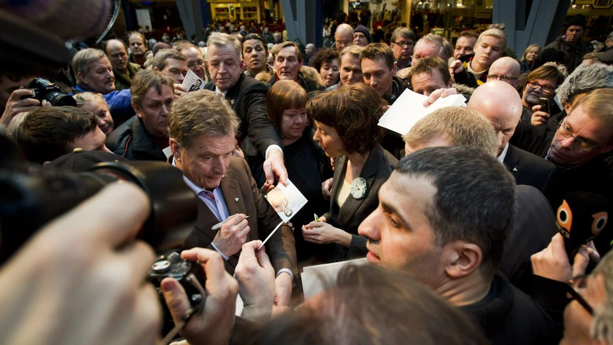 Jatkokaudelle pyrkivän presidentti Sauli Niinistön kampanja aloittaa tänään kannattajakorttien keruun. Vuonna 2012 Niinistö vaalikampanjoi Itäkeskuksen kauppakeskuksessa Helsingissä.