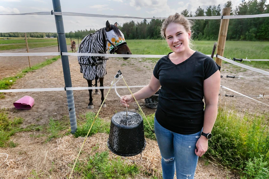 Paarma-ansan voi ostaa valmiina. Riikka Takaneva näyttää, että ämpäreiden uusiokäyttökin onnistuu hyvin. Liimapinnan voi uusia, kun paarmoja on jäänyt tarpeeksi loukkuun.