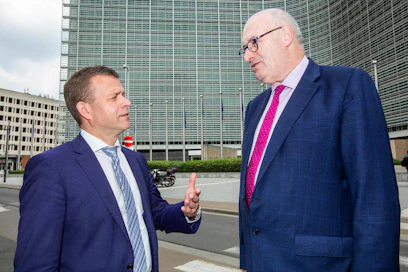 Ministeri Petteri Orpo (kok) ja maatalouskomissaari Phil Hogan ovat keskustelleet kansallisten tukien jatkosta.