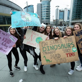 15–18-vuotiaat Mayra Paquet, Melissa Vilz, Marie Janzen, Mandy Neuens, Kathrin Haas, Julie Rouw ja Aurelie Faugnoul matkustivat Länsi-Belgiasta Brysseliin osoittamaan mieltään.