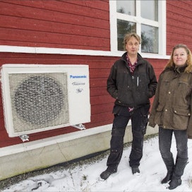 Lohjalaiset Markku ja Kaisa Kuutti päätyivät ilmalämpöpumppuun uudessa maatilakorjaamossa. Viime talvi oli leuto, ja sähköä kului hallin lämmittämiseen 2 100 kilowattituntia. Markku Vuorikari