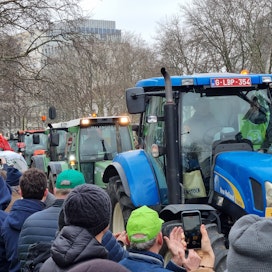 Mielenilmaukseen osallistuneita traktoreita kannustettiin Brysselin kaduilla.