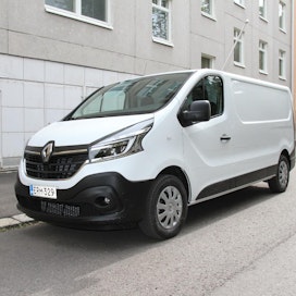 Renault Traficia saa 275 eri versiona, pikkubussit mukaan lukien. Uudistuksessa on panostettu moderniin ilmeeseen ja parempaan varusteluun hinnan pysyessä ennallaan.