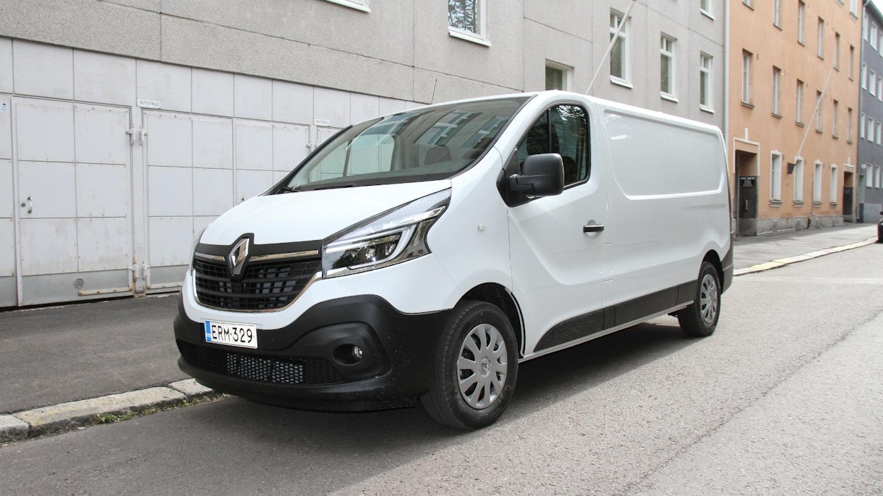 Renault Traficia saa 275 eri versiona, pikkubussit mukaan lukien. Uudistuksessa on panostettu moderniin ilmeeseen ja parempaan varusteluun hinnan pysyessä ennallaan.