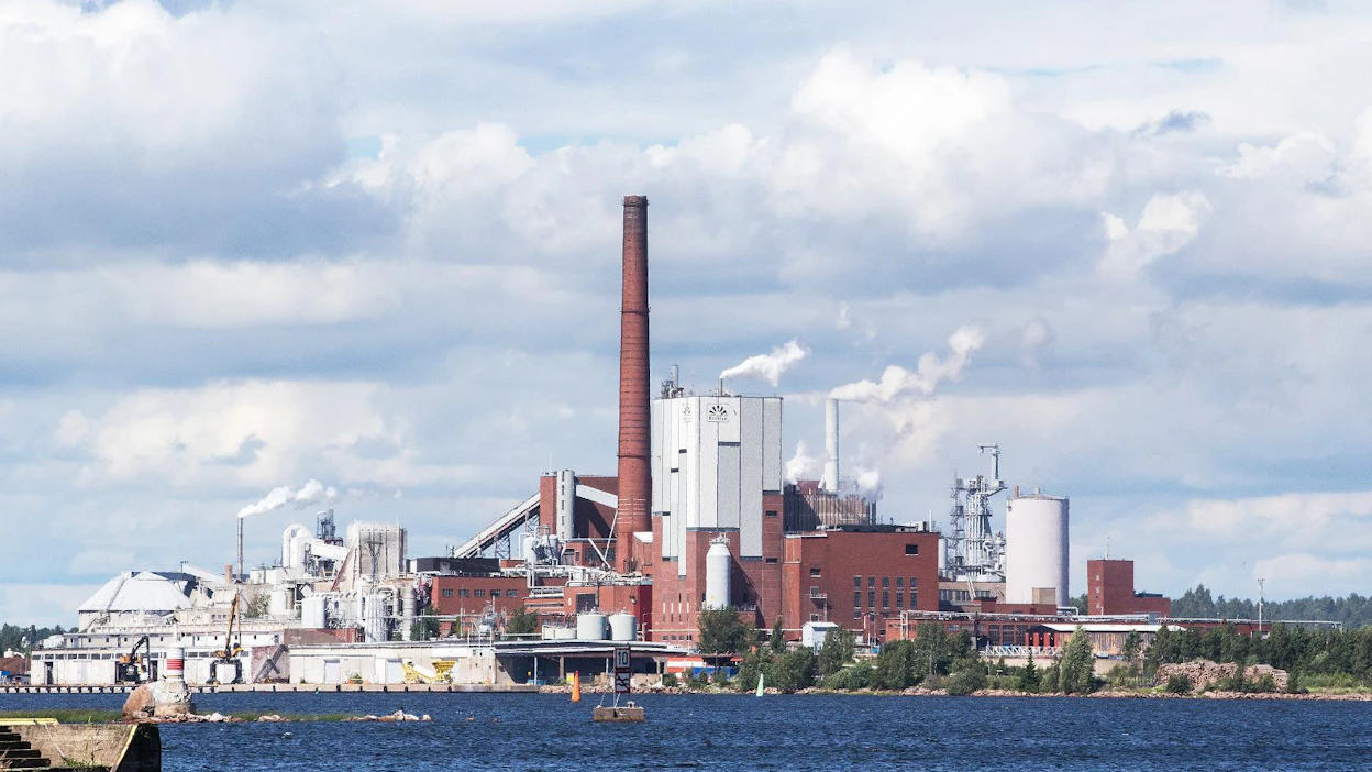 Stora Enso on tuottanut ligniiniä teollisessa mittakaavassa Sunilan tehtaalla Kotkassa vuodesta 2015 lähtien. Tehtaan vuotuinen tuotantokapasiteetti on 50 000 tonnia.