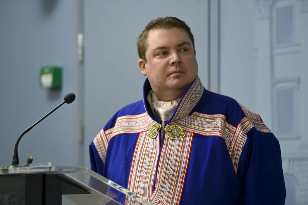 Puheenjohtajiston mukaan saamelaisiin viime aikoina kohdistunut häirintä tapahtuu etenkin sosiaalisessa mediassa. Saamelaiskäräjien puheenjohtaja Tuomas Aslak Juuso on yksi allekirjoittajista. LEHTIKUVA / Antti Aimo-Koivisto.