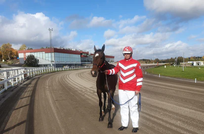 Yannick Gingras Metsämäessä? Uransa aloittava Niko Niinikoski yhdessä oman valmennettavansa ja hevosensa Angela D. Gardenin kanssa illan areenalla. Myös tamma on uransa debyytissä illan avauslähdössä.