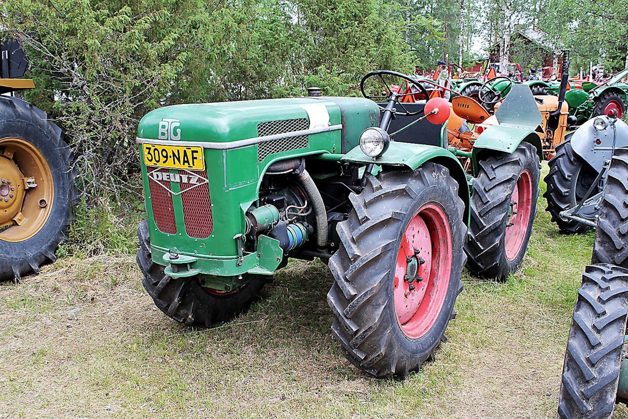 Deutzin ja BTG:n (Bayerische Transportfahrzeuge Company GmbH) yhteistyönä 50-luvun lopulla tekemä BTG-Deutz HZ D40 kuului ensimmäisiin kunnollisiin nelivetoihin. Molemmilla akseleilla on tasauspyörästön lukot ja rumpujarrut, maavaraa löytyy yli puoli metriä. Ilmajäähdytteisellä 39 hv:n 3-sylinterisellä Deutz-dieselillä varustettu traktori painaa vajaat 2 000 kg. Suomen Koneliike toi vain puolenkymmentä BTG:tä, koska monen kiinnostus kaatui korkeaan hintaan. Oulainen