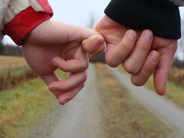 Kuortanelainen päätti ehdottaa omaa iskurepliikkiään Farmari-maatalousnäyttelyssä, sillä hän koki kalustevalmistaja Iskun, maaseudun nuoret ja iskurepliikin hykerryttäväksi yhdistelmäksi.