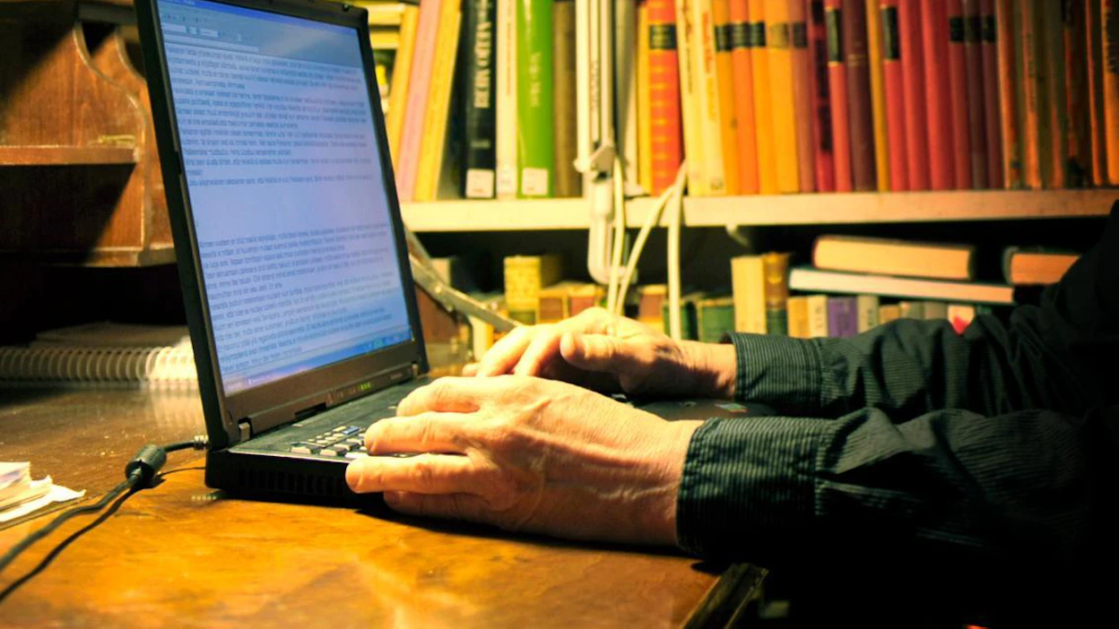 Kirja on pitänyt pintansa uusien medioiden keskellä, mutta kirjallisuutta myyvien kauppojen on pakko kehittää uusia konsepteja selvitäkseen.