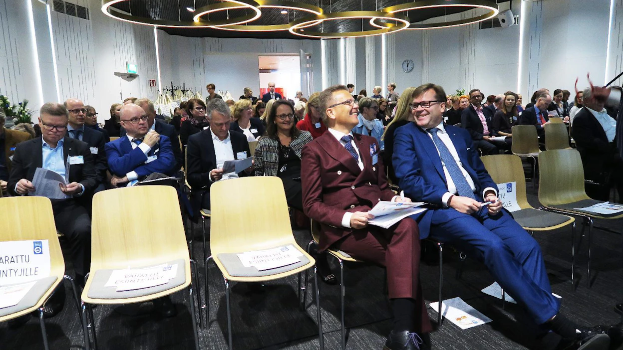 Mikko Helander (oik.) haastoi mediaa keskustelemaan ruuan korkeasta verotuksesta. "Meillä elintarvikkeiden veroaste on 40 prosenttia, kun Euroopan keskiarvo on 20 prosenttia." Vieressä istui Jari Latvanen.