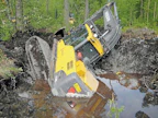 Pahimmillaan Volvo oli vajonnut syvälle vetiseen kuoppaan. Konetila oli puoliksi veden ja saven vallassa.