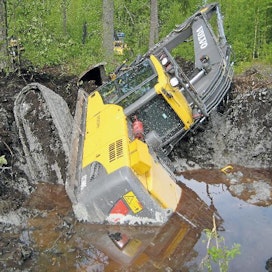 Pahimmillaan Volvo oli vajonnut syvälle vetiseen kuoppaan. Konetila oli puoliksi veden ja saven vallassa.