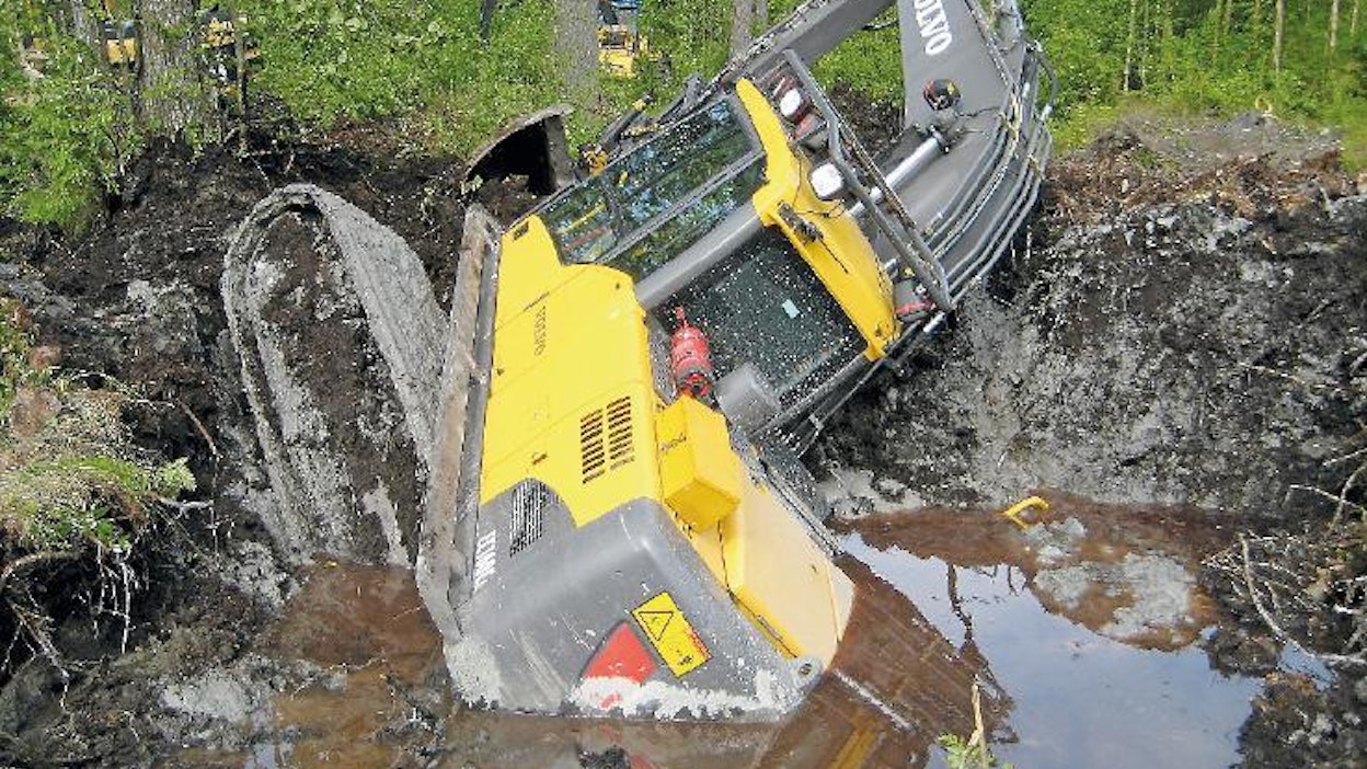 Pahimmillaan Volvo oli vajonnut syvälle vetiseen kuoppaan. Konetila oli puoliksi veden ja saven vallassa.